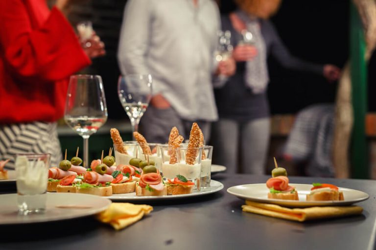 Photo d'un cocktail dinatoire par le traiteur événementiel Délices Corner - Paris