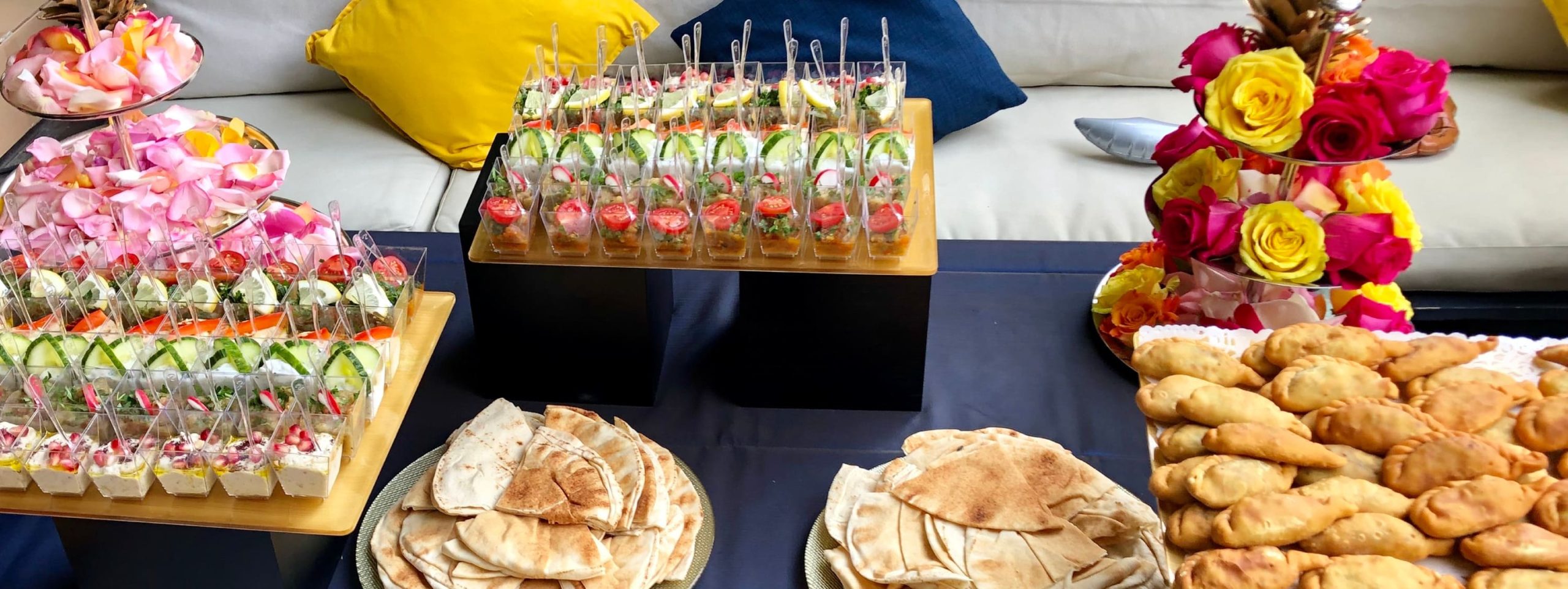 Image d'un buffet traiteur cocktail déjeunatoire libanais - organisé par DELICES CORNER