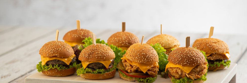 Set,Of,Beef,And,Chicken,Mini,Burgers,With,Cheese,And